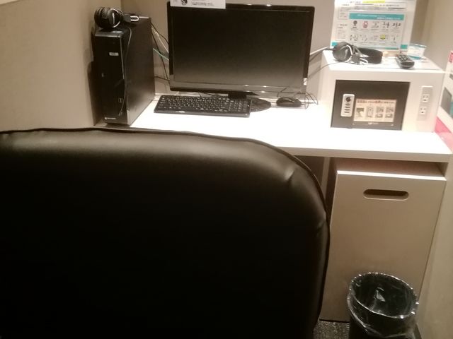 PCのあるBOX席_KIX エアポートラウンジ