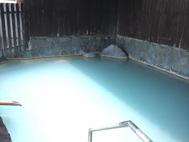 岳の湯温泉 豊礼の湯
ミルキィブルーな露天風呂
太陽の光でキラキラ輝き感動_わいた温泉郷 はげの湯・たけの湯・山川温泉