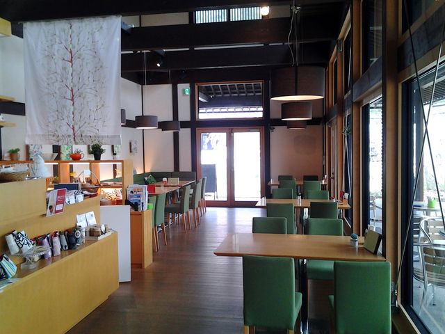 店内はモダンな椅子が落ち着いた雰囲気_いろは堂 本店