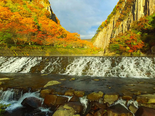 朝日に映し出される紅葉と材木岩_材木岩(宮城県白石市)