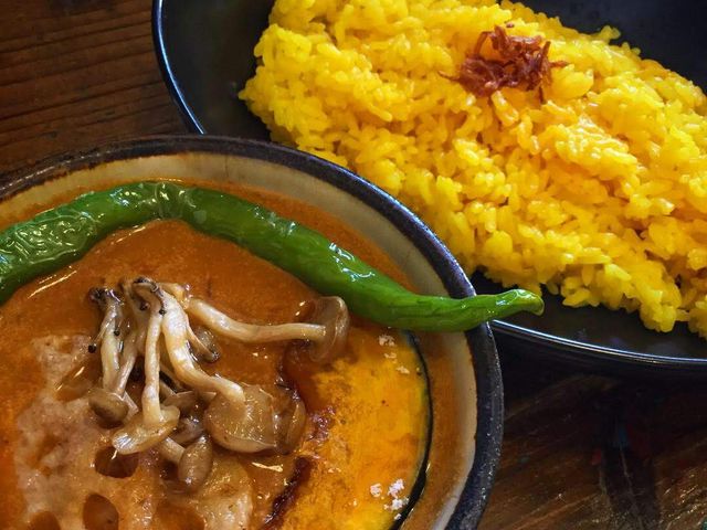 週替わりカレーの"揚げ野菜カレー"を注文。旨味が凝縮された美味しさで、スプーンがみるみる進む!_うるしカレー