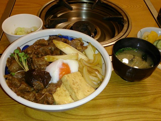 すき焼き丼はランチでいただけます_ちんや