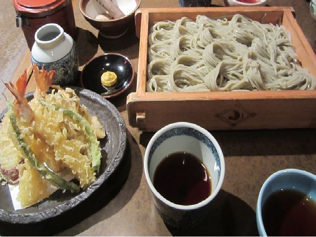 へぎそば2人前1500円で、天ぷらをつけました。わさびでなくてからしをつけます。_小嶋屋総本店