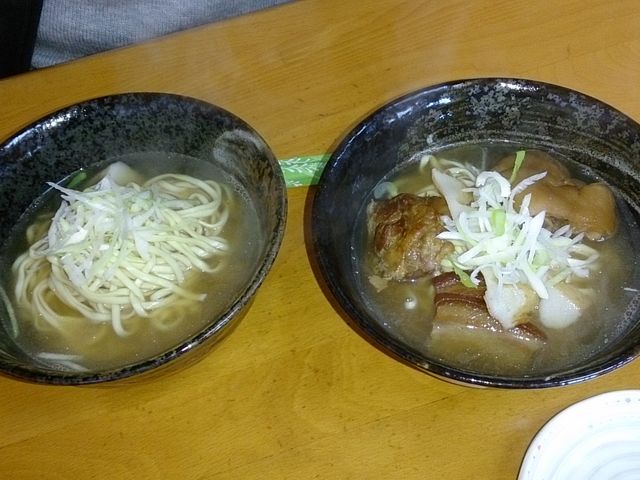 左が宮古そばで右がどらえもんそばです_どらえもん 国際通り店
