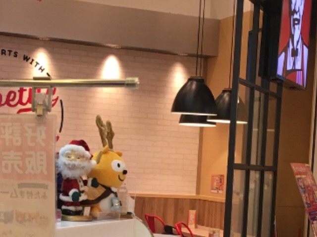 店内は明るく快適です!_ケンタッキーフライドチキン トレッサ横浜店