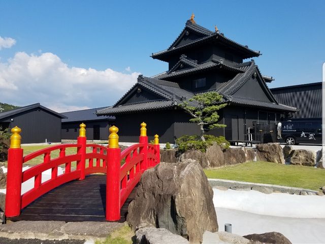 城内には工房見学、武将展示館、戦国お土産、食堂、射的、着付け体験等が御座います。_甲冑工房丸武