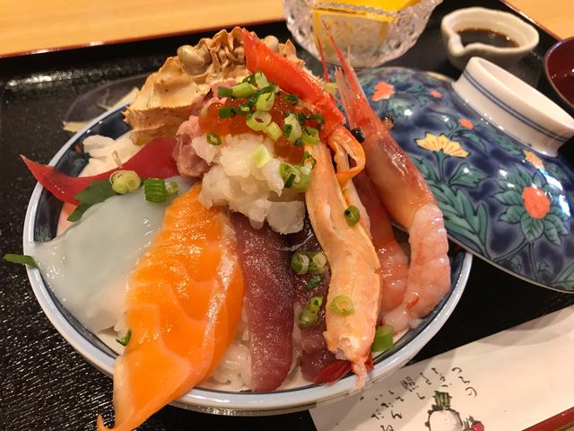 一番人気の海鮮丼小丸山城。
海の幸満載、特にかにみそがうれしい!_縁むすび処 時々 Toki Toki