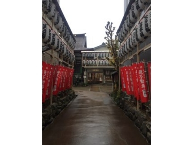 赤いのぼりが印象的です。_飛不動尊