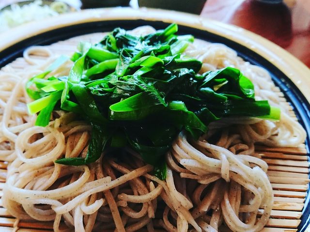 ニラそば。しゃきしゃきのニラとそばのコラボがおいしい_小代 行川庵