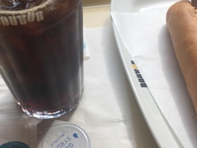アイスコーヒーとホットドッグです。_ドトールコーヒーショップ日本橋中通り店