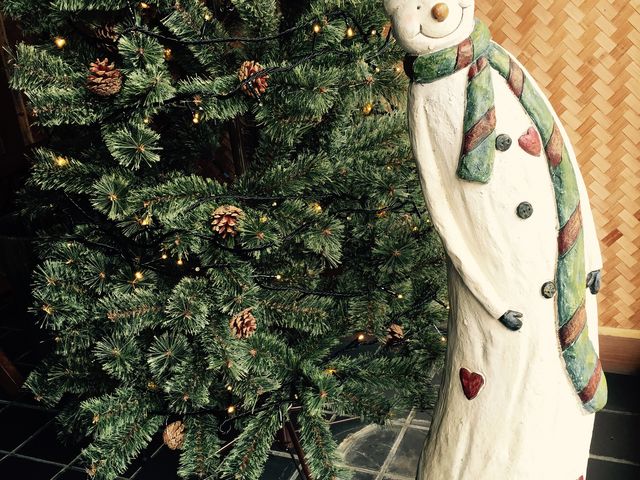 12月なのでクリスマスツリーと雪だるまが玄関でお出迎えしていました。_奥津荘