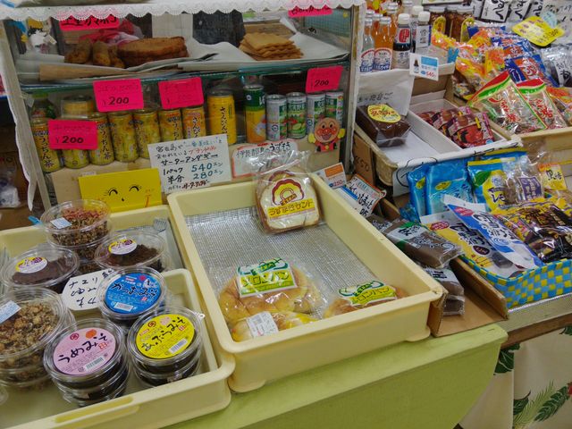 うずまきパンもあります_宮古島市公設市場