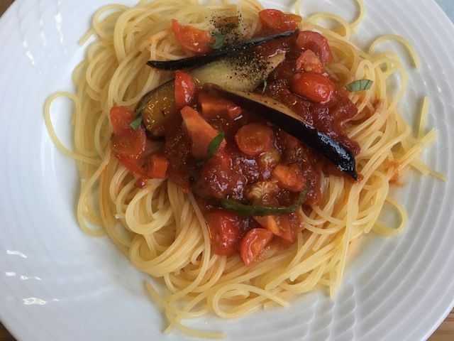 地元野菜のトマトソースのパスタ。_珈琲ポプラ