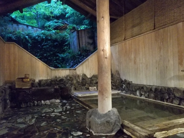 「一の坊」半露天風呂。ここのお風呂は人気がなく、いつ行っても誰もいませんでした。_作並温泉