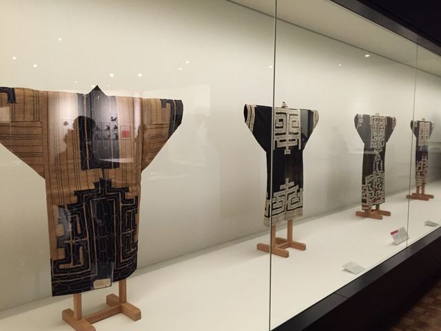 アイヌの衣装の展示_北海道博物館