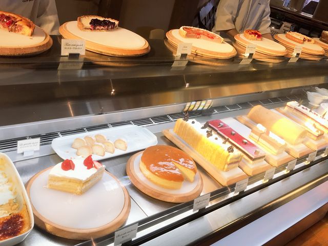ショーケースのケーキはスタッフさんがカットしてくれます_クラブハリエ・守山玻璃絵館