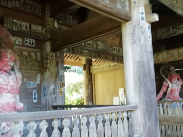 運慶作と言われる二体の仁王像が門を守ります_杉本寺 仁王門