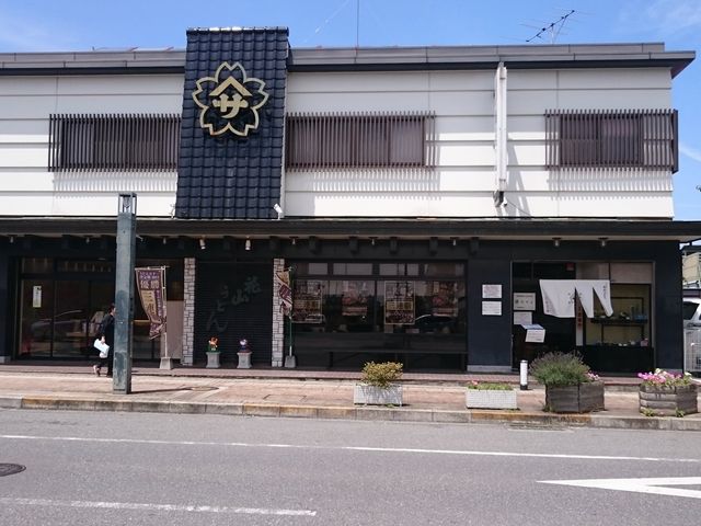 お昼頃は行列ですよ。_花山うどん