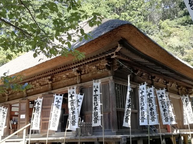 茅葺屋根の本堂です_杉本寺 本堂