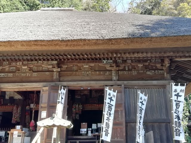 堂内の諸仏は必見です_杉本寺 本堂