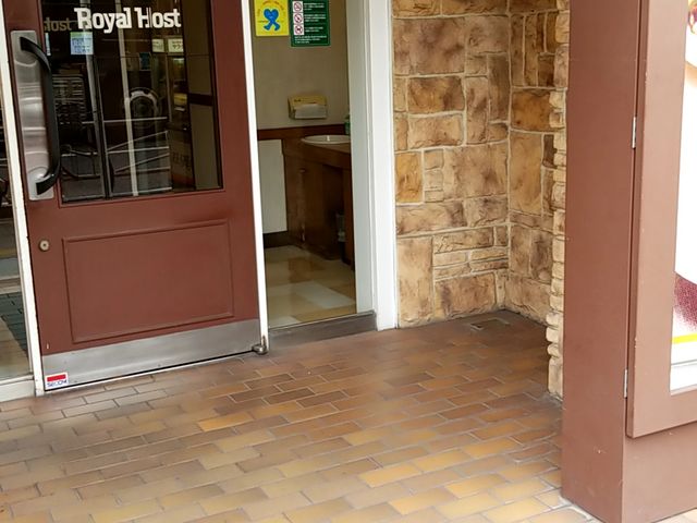 店内入り口_ロイヤルホスト洪福寺店