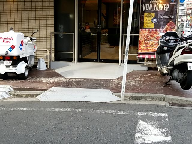 お店の前はいい香りがします_ドミノ・ピザ横浜西口店