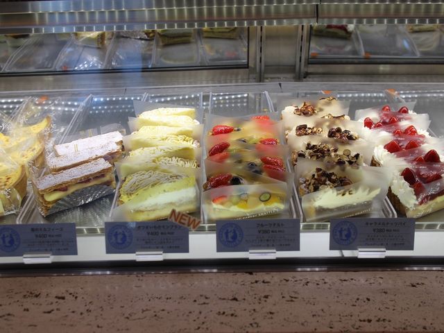 ショーウィンドーのケーキ_ペイストリースナッフルス さっぽろ清田店