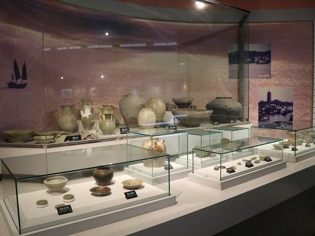 出土した、当時の交易品と思われる遺物。_鴻臚館跡展示館