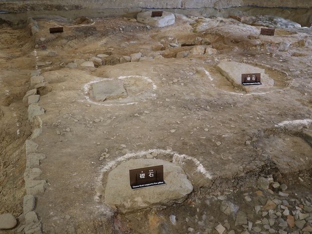 太い柱が立っていたのでしょう。_鴻臚館跡展示館