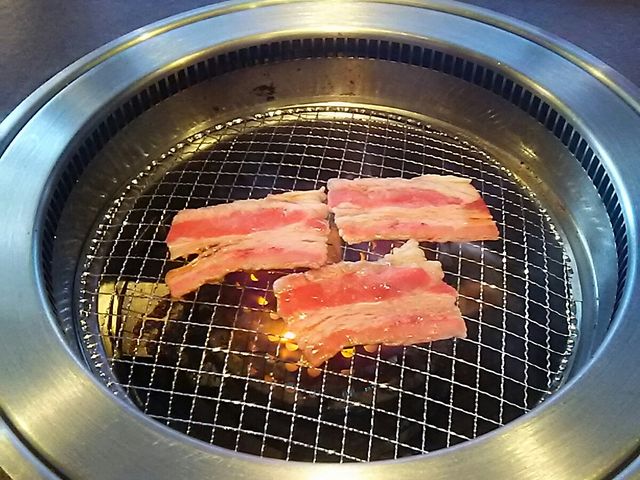 自分で焼く。_熟成焼肉いちばん 石岡店