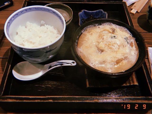 湯葉丼は土鍋でグツグツ煮込まれながら提供_湯葉丼 直吉