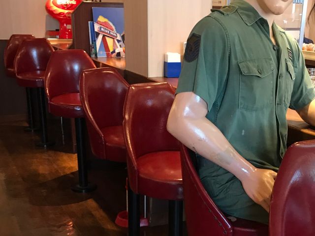 カウンター席と、マネキンさん_ブルーシール・ビッグディップ 牧港店