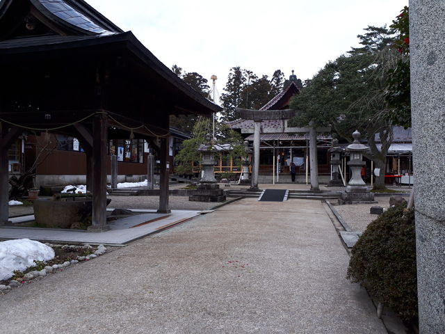 正面からの荘内神社。_荘内神社