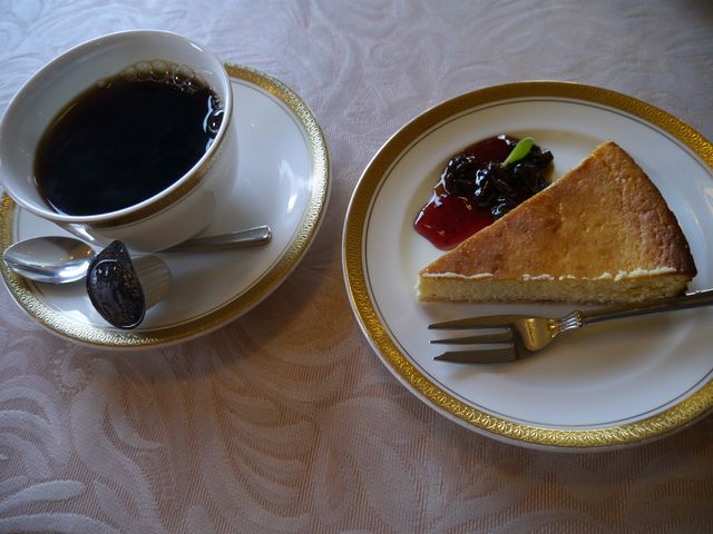 チーズケーキとコーヒー_レストラン メープル