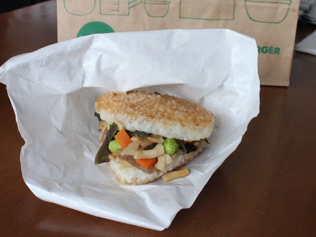 ライスバーガー彩野菜きんぴら_モスバーガー旭川永山環状通り店(MOS BURGER)
