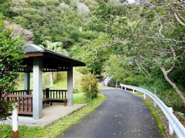 車を停めて目の前の「アランガチの滝」へ向う_アランガチの滝