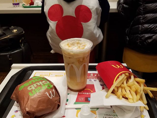 店内_マクドナルド 銀座アイタワー店
