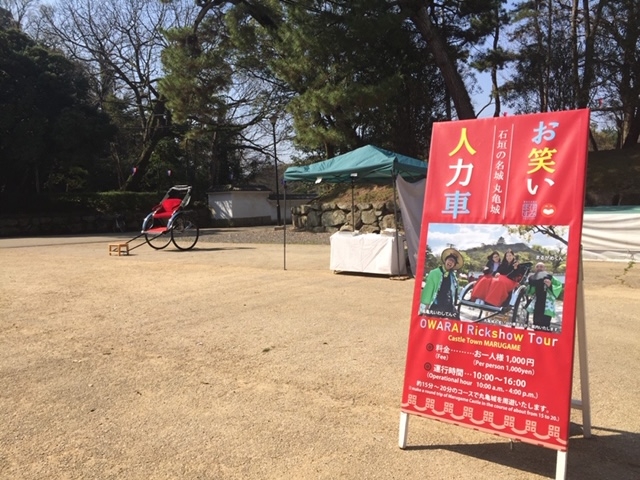丸亀城に着くとすぐに分かります_丸亀城お笑い人力車