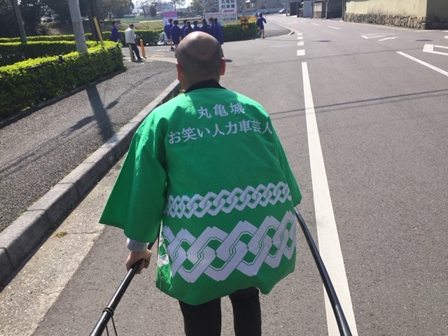 気持ち良く走ってくださいます_丸亀城お笑い人力車