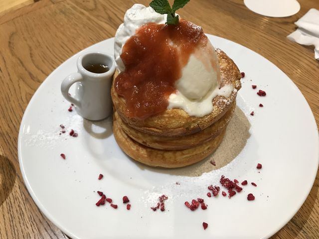 イチゴのパンケーキ_カフェ&ブックス ビブリオテーク 熊本鶴屋店