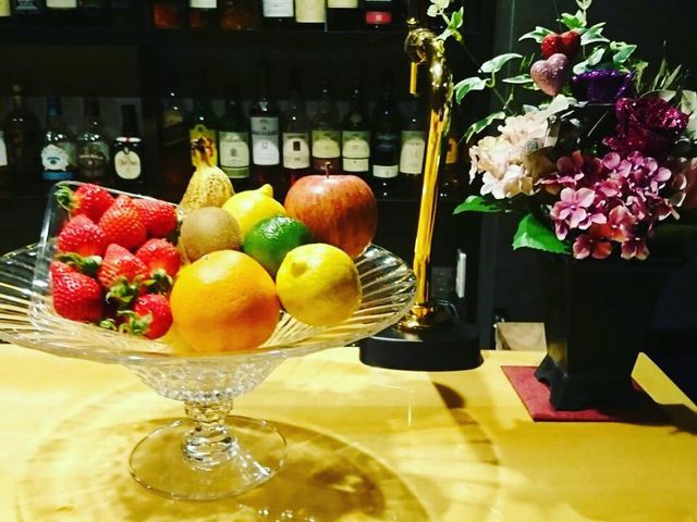 新鮮なフルーツを使ったカクテルをお作りしています。_Bar L'UCE