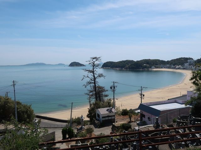 弓形のサンサンビーチと野島。背後は渥美半島_篠島