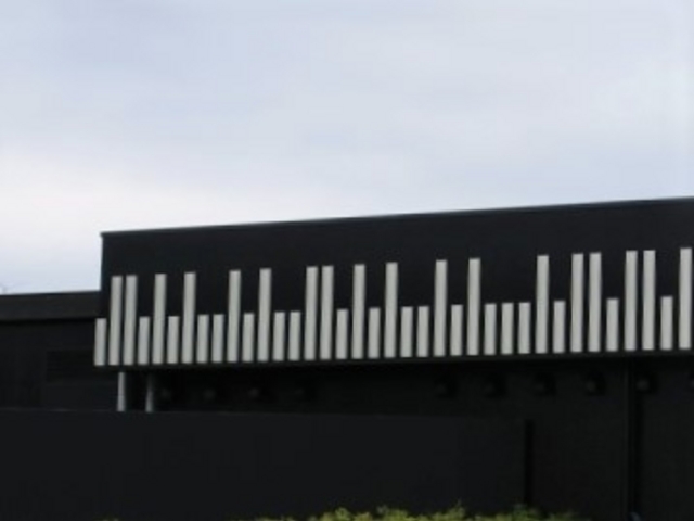 SA建物の外観がピアノの鍵盤をモチーフにしたもの_NEOPASA浜松(上り)