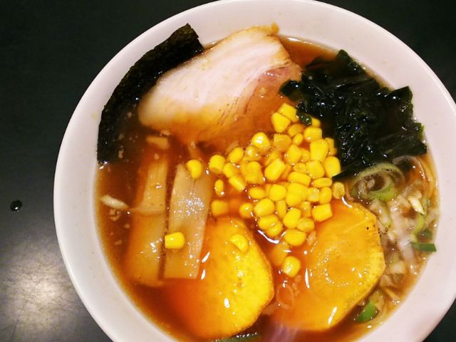 さつまいもが二枚乗った川越ラーメン。_餃子菜館 大八