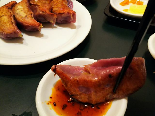 名物の紫いも餃子。_餃子菜館 大八