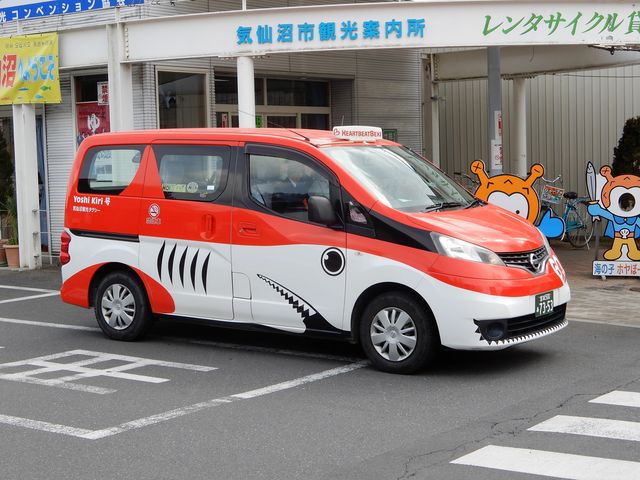 タクシーの陰に沢山のレンタサイクルが…_気仙沼駅前観光案内所レンタサイクル