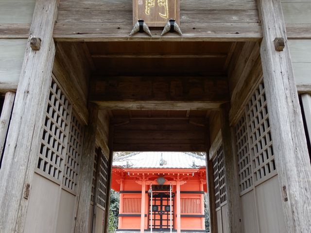 大仰寺の山門。屋根は萱葺きです。_富山探勝道路