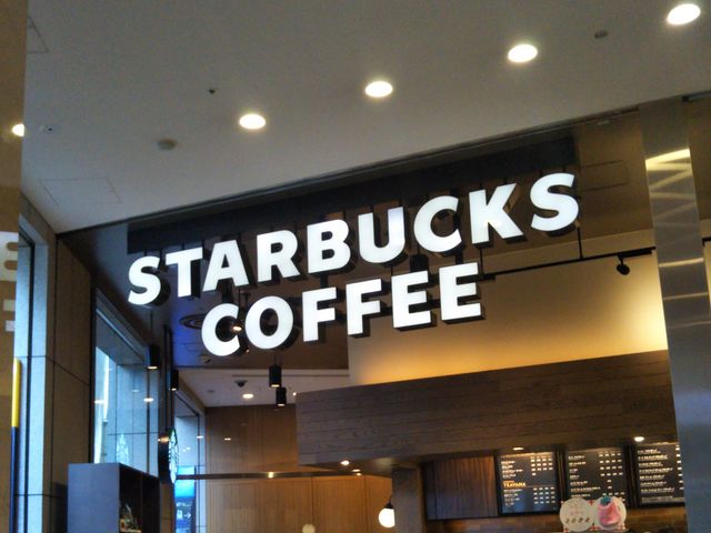 『スターバックス・コーヒー 汐留シティセンター店』。_スターバックス・コーヒー 汐留シティセンター店