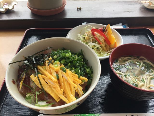 カジキの漬け丼、お吸い物は沖縄そば入り_旅果報