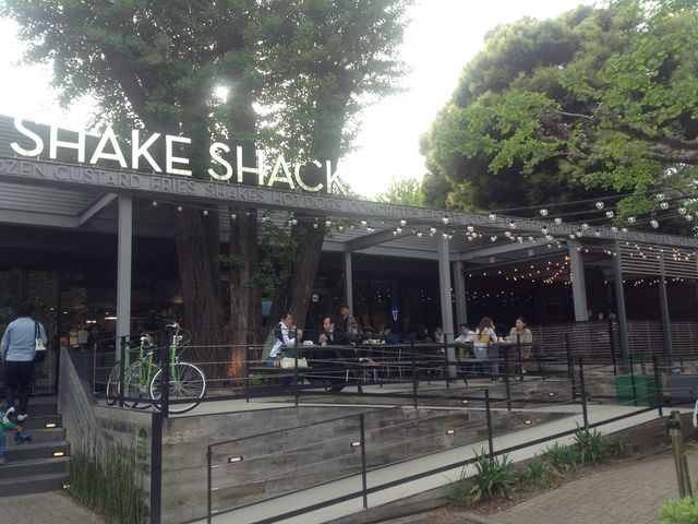 このテラス席が良い_シェイク シャック 外苑いちょう並木店(SHAKE SHACK)